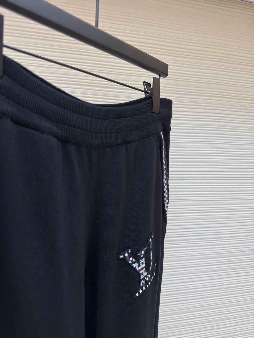 LOUIS VUITTON LOGO embroidered elastic waist trousers ●Authentic product: Purchased and developed by 15210 ●Item number: 1680056-B10 ●Fabric: combed cotton yarn fabric ●Technology: knitting ●Version: fitted version ●Weight: about 615 grams ●Size: XS-S-M-L ●Description: Made of combed cotton yarn It adopts German imported machine (SOTO) 14 knitting machine, the jacquard part adopts Japanese (Shima Seiki) 7-needle knitting, wool jacquard, imported embroidery, customized 1:1 zipper and customized 1:1 trademark. The overall wiring is straight and delicate, the fabric is comfortable and soft, and the color is consistent without color difference. It can be matched with the same style to create a fashionable look and control various occasions. Customized accessories, complete with three standards, same style for men and women!